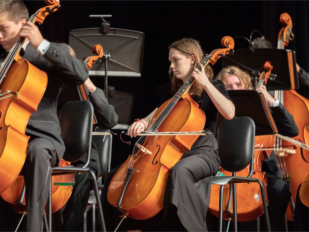 Cellisten van een muziekvereniging tijdens een uitvoering.