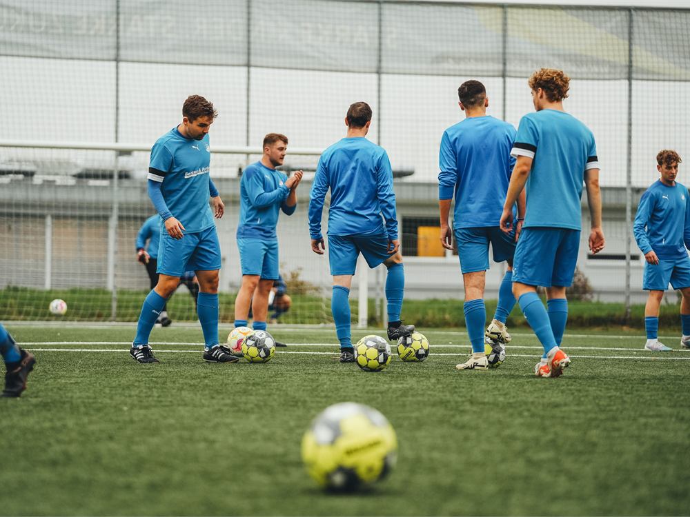 Spelers van een voetbalvereniging tijdens de training.